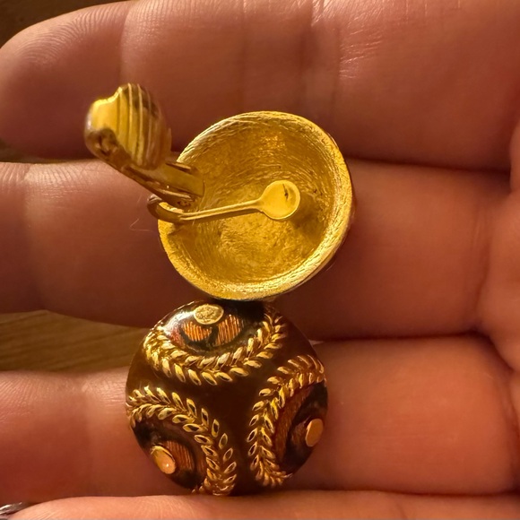 Elegant VTG Gold and Brown Enamel Clip On Earrings - Picture 14 of 16